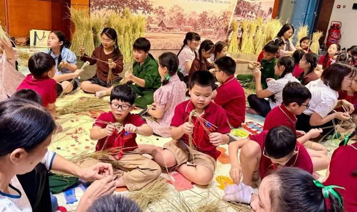 Học sinh trải nghiệm làm mũ rơm, khiên rơm tại Bảo tàng Hà Nội.