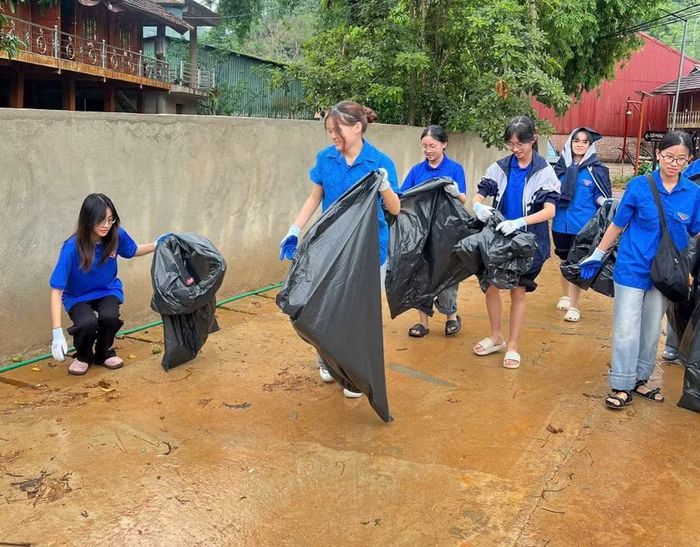 Đoàn viên thanh niên tham gia dọn dẹp vệ sinh môi trường.