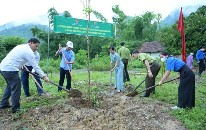 Trồng cây hoa ban tại lễ phát động hưởng ứng Ngày Môi trường thế giới.