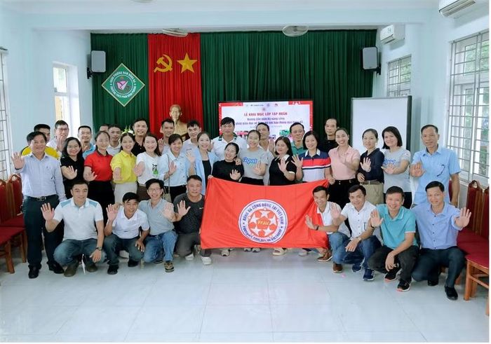 Ban Tổ chức lớp tập huấn chụp ảnh lưu niệm với học viên tham gia tập huấn.