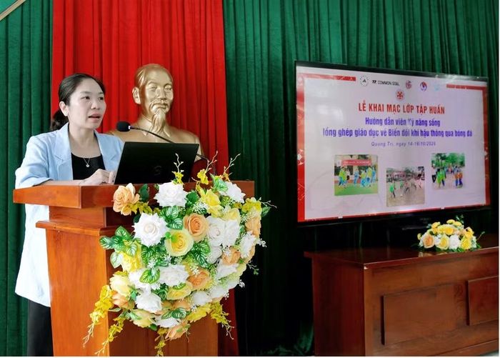 Bà Phan Thị Thu Hương - Trưởng bộ phận Chương trình và Kỹ năng sống Dự án Bóng đá cộng đồng tại Việt Nam (FFAV) phát biểu tại lớp tập huấn.