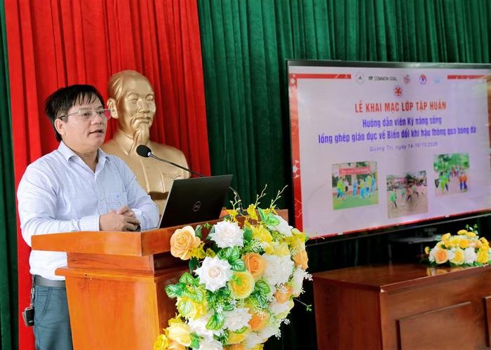 Ông Lê Ngọc Thạnh - Chuyên viên chính phòng CTTT-CTHSSV, Sở GD&ĐT, Thư ký Ban Quản lý Dự án “Bóng đá phong trào không cạnh tranh trong trường học” Sở GD&ĐT khai mạc lớp tập huấn.