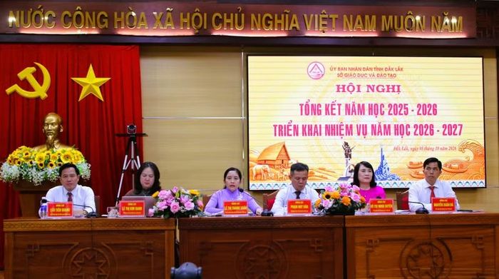 Ban Giám đốc Sở GD&ĐT Đắk Lắk, chủ trì Hội nghị triển khai nhiệm vụ năm học 2026-2027. (Ảnh: Thành Tâm)
