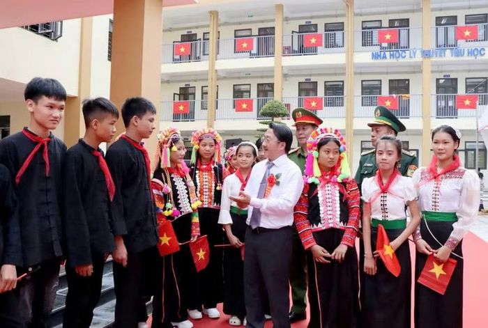 Ông Sùng A Hồ, Phó Bí thư Tỉnh ủy Lai Châu (áo trắng) chia sẻ cùng học sinh Trường PTNT TH&THCS Bum Nưa.
