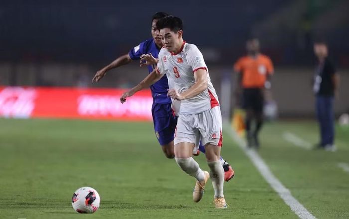 Đình Bắc tranh chấp với cầu thủ Thái Lan trong trận đấu trên sân Si Jalak Harupat (Indonesia), ngày 29/9. Ảnh: Đức Đồng.