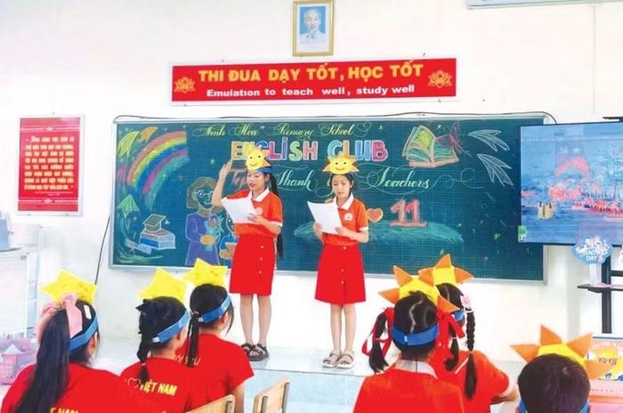 Học sinh Trường Tiểu học Tràng An (Tây Hoa Lư, Ninh Bình) trong một buổi sinh hoạt câu lạc bộ tiếng Anh.