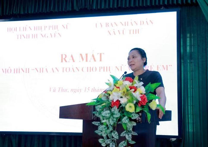 Bà Phạm Thị Như Phong - Bí thư Đảng ủy xã Vũ Thư phát biểu tại chương trình.