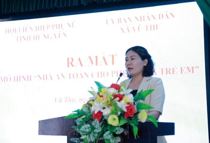 bà Đinh Thị Hương - Phó Chủ tịch Thường trực Hội Liên hiệp Phụ nữ tỉnh Hưng Yên phát biểu.