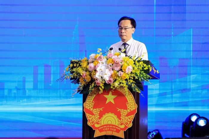 Bộ trưởng Bộ GD&ĐT Hoàng Minh Sơn: không nên chỉ sử dụng AI để hỏi và biết thông tin, mà cần dùng công nghệ này để hướng dẫn từng bước trong quá trình học tập, qua đó phát triển tư duy và năng lực của người học. Ảnh: Chinhphu.vn/Nhật Bắc