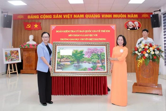 Thầy trò Trường Giáo dục chuyên biệt tặng Đoàn kiểm tra bức tranh do học sinh nhà trường làm.