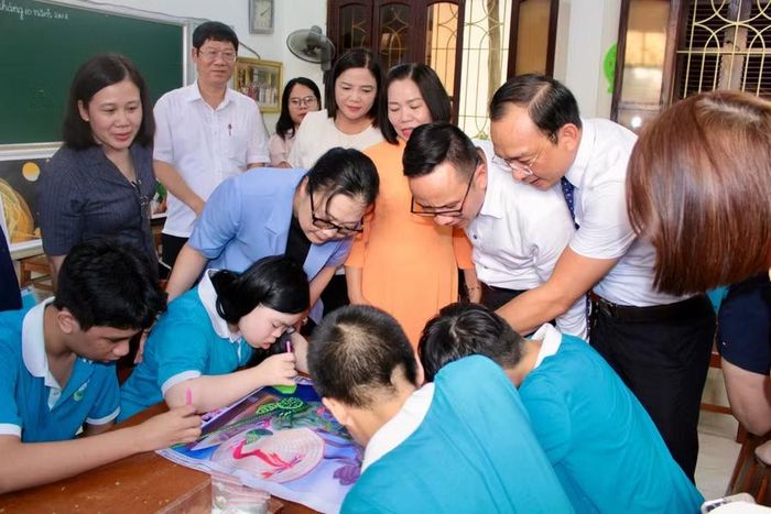 Đoàn kiểm tra và lãnh đạo TP Hải Phòng thăm lớp làm tranh đính đá của học sinh nhà trường.
