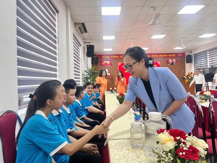 Thứ trưởng Nguyễn Thị Quyên Thanh ghi nhận nỗ lực của thầy trò trong công tác giáo dục, chăm sóc trẻ khuyết tật.