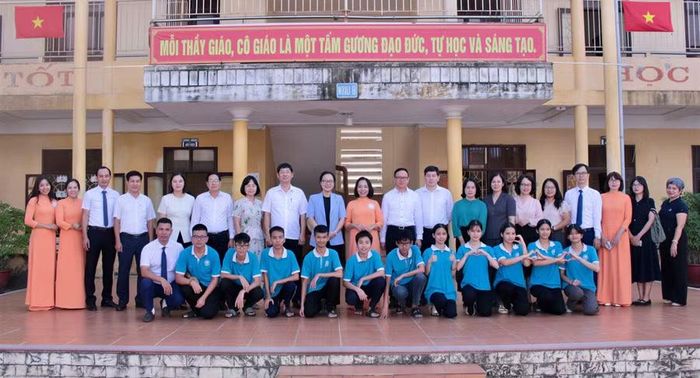 Đoàn công tác chụp hình lưu niệm cùng thầy trò nhà trường.