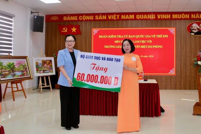 Đoàn kiểm tra tặng phần quà cho thầy trò nhà trường.