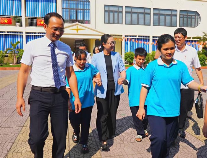 Thứ trưởng Bộ GD&ĐT Nguyễn Thị Quyên Thanh thăm thầy trò Trường Giáo dục chuyên biệt Hải Phòng.
