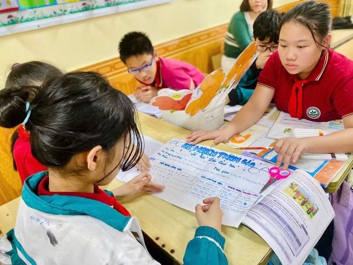 Học sinh Trường Tiểu học Hà Huy Tập 1 (Vinh Phú, Nghệ An) làm bài tập nhóm nội dung giáo dục địa phương, lồng ghép trong hoạt động trải nghiệm. Ảnh: NTCC