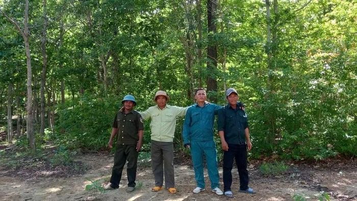 Anh Vấn (thứ 2 từ phải qua) và các thành viên Đội bảo vệ rừng Hàm Cần 3.