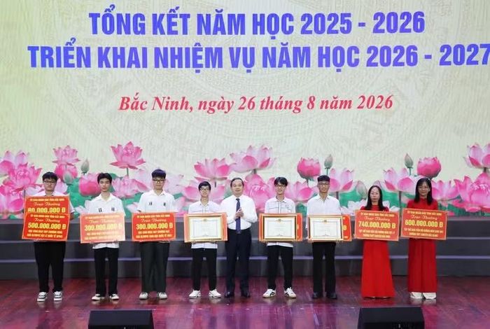 Chủ tịch UBND TP Bắc Ninh Phạm Hoàng Sơn trao thưởng cho các giáo viên, học sinh có thành tích xuất sắc.