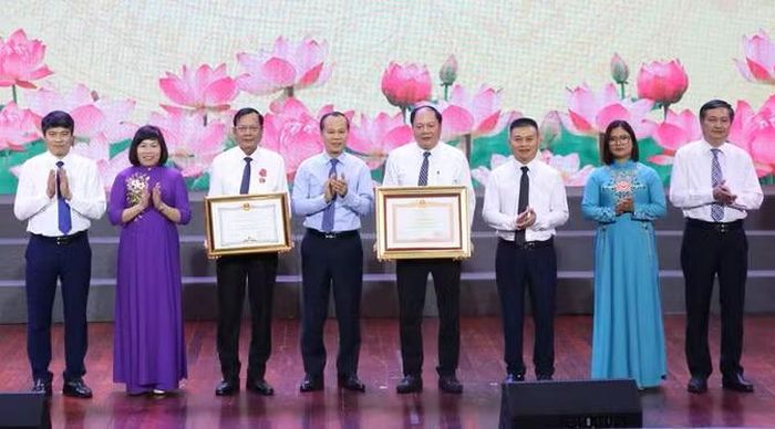 Ông Mai Sơn, Phó Chủ tịch Thường trực UBND TP Bắc Ninh trao Bằng khen của Thủ tướng Chính phủ và Chủ tịch UBND TP cho tập thể Sở GD&ĐT.