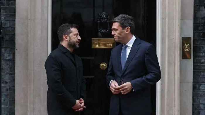 Tổng thống Ukraine Volodymyr Zelensky gặp Thủ tướng Anh Andy Burnham tại London ngày 14/10. (Nguồn: Anadolu)