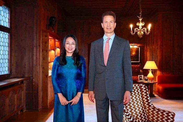 Đại sứ Châu Mai Anh trình Quốc thư lên Hoàng thân kế vị Công quốc Liechtenstein Alois, ngày 13/8. (Nguồn: Đại sứ quán Việt Nam tại Thuỵ Sỹ)