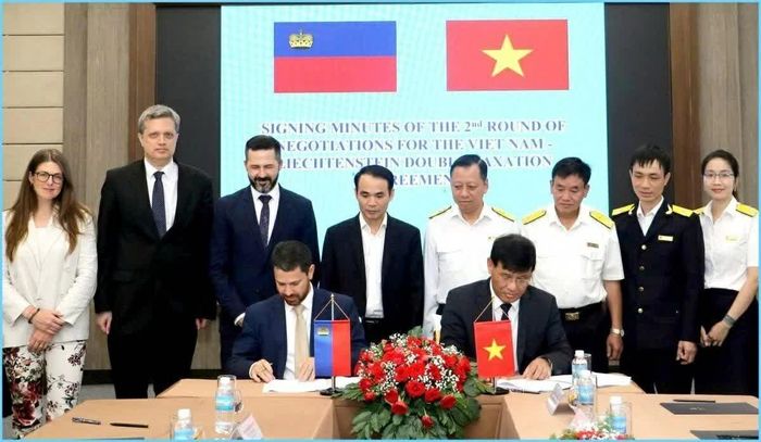 Đoàn đàm phán của Việt Nam do ông Đặng Ngọc Minh, Phó Cục trưởng Cục Thuế làm Trưởng đoàn và Đoàn đàm phán Liechtenstein do ông Bernhard Canete, Trưởng bộ phận Quốc tế, Cơ quan Tài chính thuộc Bộ Các vấn đề Chính phủ và Tài chính làm Trưởng đoàn, ký kết Biên bản ghi nhớ về dự thảo Hiệp định tránh đánh thuế hai lần giữa hai nước, ngày 12/6. (Nguồn: Báo Khánh Hòa)