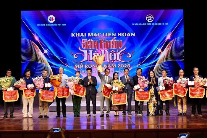 Cục trưởng Cục Nghệ thuật biểu diễn (Bộ Văn hóa, Thể thao và Du lịch), NSND Nguyễn Xuân Bắc; Chủ tịch Hội Nghệ sĩ Sân khấu Việt Nam, NSND Trịnh Thúy Mùi và Giám đốc Sở Văn hóa, Thể thao và Du lịch Hà Nội Phạm Tuấn Long trao cờ và hoa cho các đơn vị nghệ thuật tham dự Liên hoan. (Nguồn: BTC)