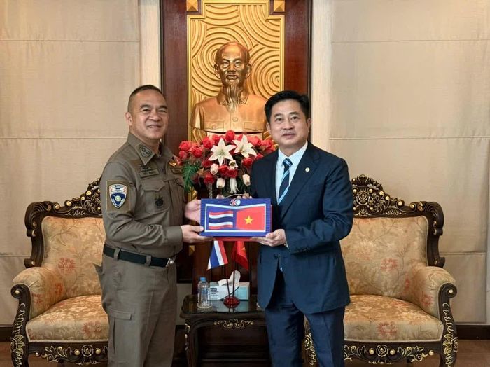 Tổng Lãnh sự Đinh Hoàng Linh tặng quà Thiếu tướng Phairach Pookcharoen. (Nguồn: TLSQ Việt Nam tại Khon Kaen)