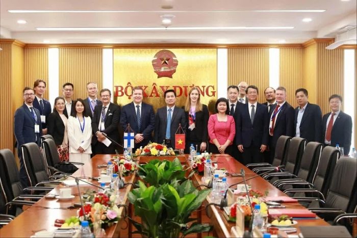 Đại diện Bộ Xây dựng và đoàn công tác Phần Lan chụp ảnh lưu niệm. (Nguồn: Bộ Xây dựng)