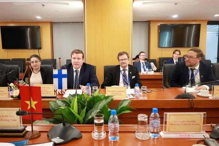 Ông Ville Tavio, Bộ trưởng Ngoại thương và Phát triển Phần Lan (thứ hai từ bên trái sang) phát biểu tại buổi làm việc. (Nguồn: Bộ Xây dựng)