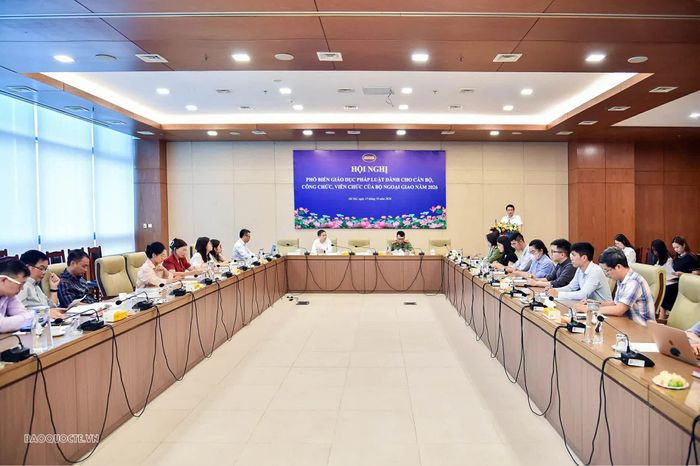 Hội nghị tập trung phổ biến những quy định pháp luật mới về hội nhập quốc tế, bảo vệ bí mật nhà nước, an ninh mạng, chuyển đổi số và các lĩnh vực gắn với hoạt động đối ngoại. (Ảnh: Quang Hòa)
