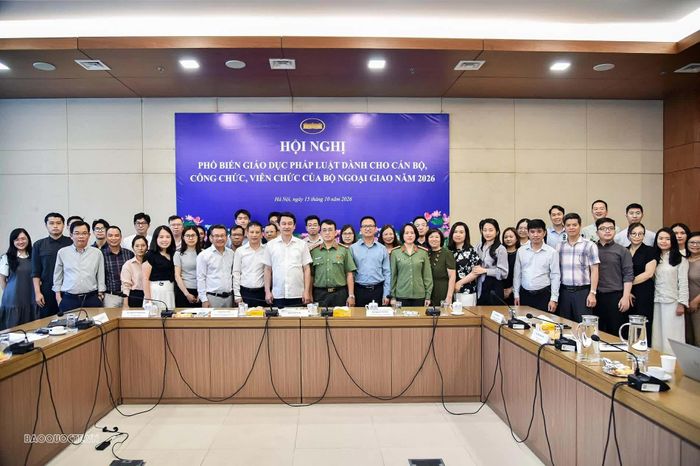 Các báo cáo viên đến từ Bộ Công an, Bộ Nội vụ và Bộ Khoa học và Công nghệ phổ biến, cập nhật những quy định pháp luật liên quan trực tiếp đến chức năng, nhiệm vụ và trách nhiệm công vụ của cán bộ ngành Ngoại giao.