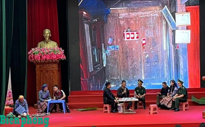 Tiết mục tuyên truyền pháp luật bằng hình thức sân khấu hóa. Ảnh: Trung Dũng
