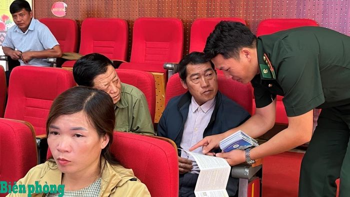Cán bộ Bộ đội Biên phòng phát tờ rơi, hướng dẫn người dân nhận diện và phòng tránh thông tin xấu, độc trên không gian mạng. Ảnh: Trung Dũng