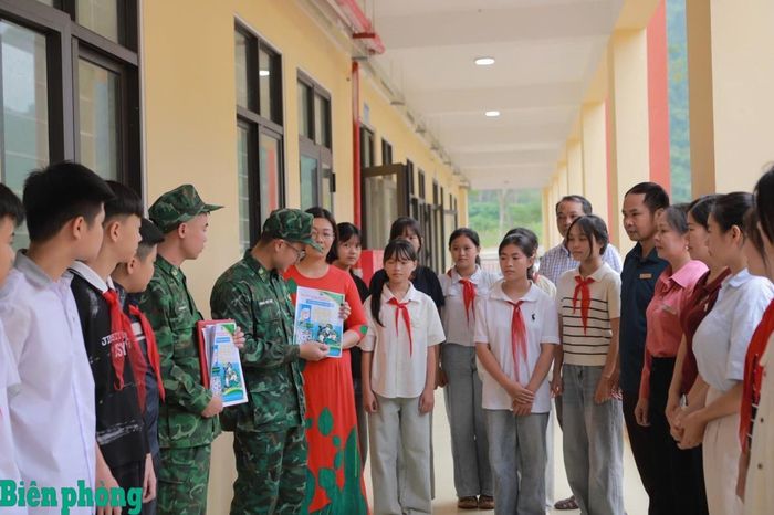 Giáo viên và học sinh quét mã QR để tìm hiểu nội dung “Tủ sách pháp luật số” của Bộ đội Biên phòng. Ảnh: Duy Khiêm