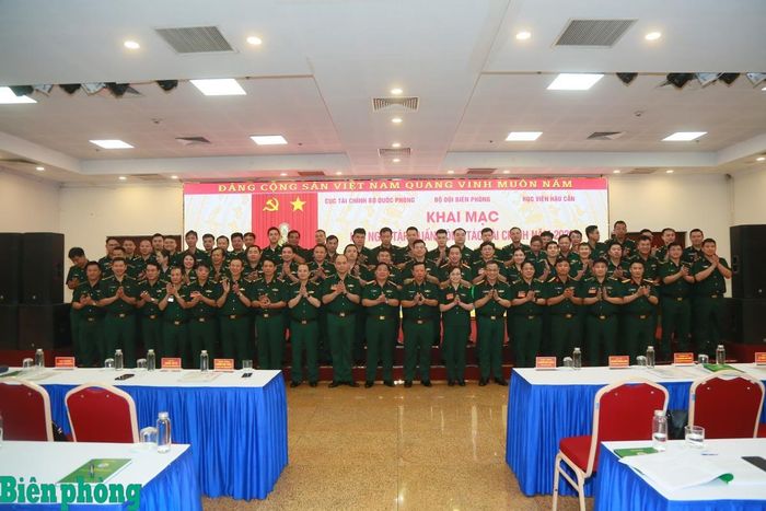 Các đại biểu chụp ảnh lưu niệm tại hội nghị tập huấn. Ảnh: Cẩm Linh