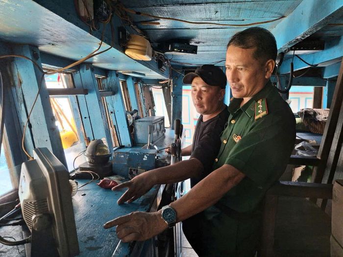 Cán bộ Bộ đội Biên phòng tỉnh Khánh Hòa tuyên truyền, vận động người dân chấp hành các quy định của pháp luật trong khai thác hải sản. Ảnh: Bích Nguyên