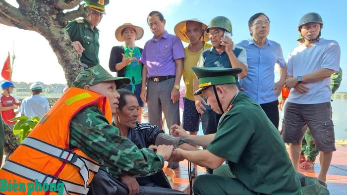 Cán bộ quân y Đồn Biên phòng Lý Hòa kiểm tra, khám sức khỏe cho ông Nguyễn Tiến Châu sau khi tàu cập bến. Ảnh: Ngọc Hòa