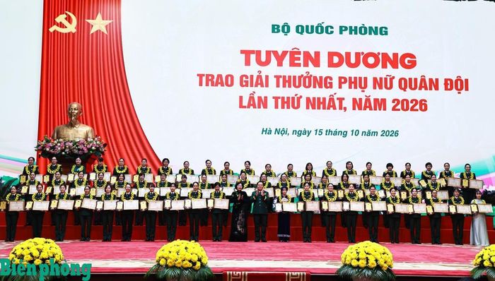 Các tập thể, cá nhân được tôn vinh đều có thành tích nổi bật trong thực hiện nhiệm vụ trên các lĩnh vực. Trong số các cá nhân được tôn vinh, Bộ đội Biên phòng có 2 đồng chí: Thượng tá Trần Thị Minh Hải, Trợ lý Phòng Khoa học quân sự, Học viện Biên phòng và Trung tá Nguyễn Thị Trần Thanh, nhân viên Vận động quần chúng, Đồn Biên phòng Tam Hợp, Bộ đội Biên phòng tỉnh Nghệ An. Ảnh: Dân Chủ
