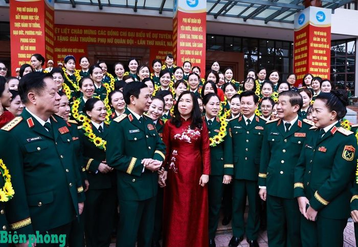 Đại tướng Phan Văn Giang và Đại tướng Nguyễn Trọng Nghĩa trao đổi, động viên các đại biểu tại chương trình. Ảnh: Dân Chủ