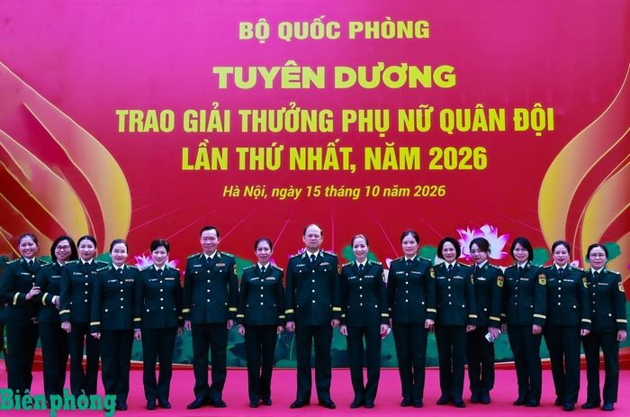 Trung tướng Nguyễn Anh Tuấn, Bí thư Đảng ủy, Chính ủy Bộ đội Biên phòng (thứ 8, từ trái sang) và Thiếu tướng Nguyễn Xuân Toàn, Ủy viên Ban Thường vụ Đảng ủy Bộ đội Biên phòng, Chủ nhiệm Chính trị Bộ đội Biên phòng (thứ 6, từ trái sang) cùng cán bộ, hội viên phụ nữ Bộ đội Biên phòng tại Chương trình tuyên dương, trao Giải thưởng Phụ nữ Quân đội lần thứ nhất năm 2026. Ảnh: Dân Chủ