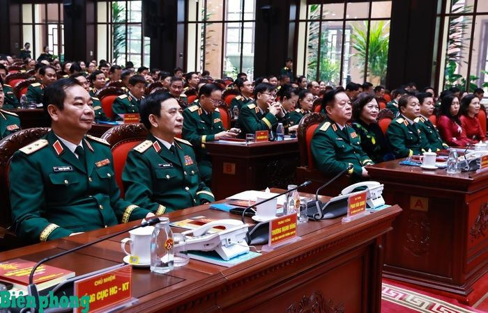 Các đồng chí lãnh đạo Quân ủy Trung ương, Bộ Quốc phòng và đại biểu tham dự Chương trình tuyên dương, trao Giải thưởng Phụ nữ Quân đội lần thứ nhất năm 2026. Ảnh: Dân Chủ