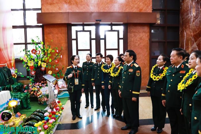 Đại tướng Phan Văn Giang, Đại tướng Nguyễn Trọng Nghĩa cùng các đại biểu tham quan không gian trưng bày, giới thiệu những mô hình, sản phẩm sáng tạo và thành tích tiêu biểu của phụ nữ Quân đội. Ảnh: Thanh Xuân