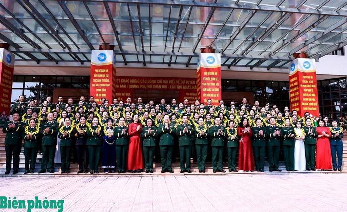 Đại tướng Phan Văn Giang, Đại tướng Nguyễn Trọng Nghĩa cùng các đại biểu, cán bộ, hội viên phụ nữ Quân đội chụp ảnh lưu niệm tại chương trình. Ảnh: Dân Chủ