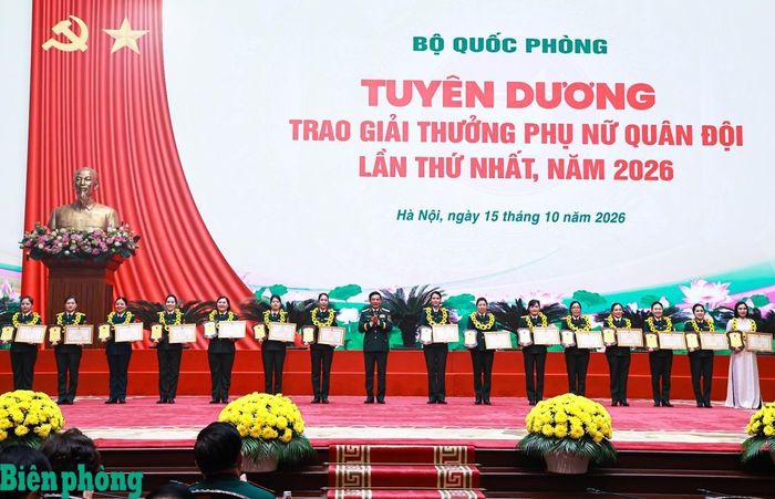 Đại tướng Phan Văn Giang (thứ 8, từ trái sang) trao Bằng khen của Bộ trưởng Bộ Quốc phòng và Biểu trưng Giải thưởng Phụ nữ Quân đội lần thứ nhất năm 2026 tặng đại diện 15 tập thể có thành tích xuất sắc. Ảnh: Dân Chủ