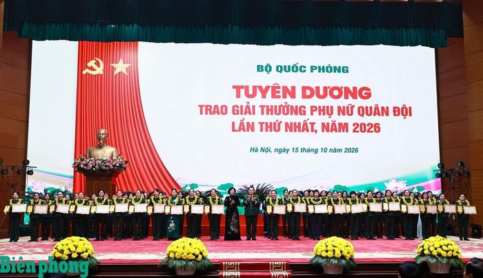Đại tướng Nguyễn Trọng Nghĩa (thứ 12, từ phải sang) và đồng chí Nguyễn Thị Hồng (thứ 12, từ trái sang) trao Bằng khen của Bộ trưởng Bộ Quốc phòng và Biểu trưng Giải thưởng Phụ nữ Quân đội lần thứ nhất năm 2026 tặng các cá nhân. Ảnh: Thanh Xuân