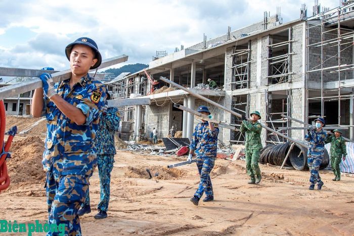 Thành tích trong tham gia xây dựng các trường liên cấp biên giới được đề cập tại hội nghị. Ảnh: Lê Văn Chương