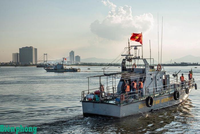 Tàu của Hải đội Biên phòng 2, Bộ đội Biên phòng thành phố Đà Nẵng thực hành tình huống sử dụng lực lượng, phương tiện xuất kích thực hiện nhiệm vụ bảo vệ chủ quyền biển, đảo. Ảnh: Lê Văn Chương