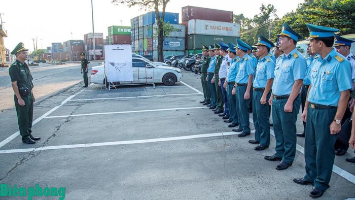 Đại biểu các đơn vị tham quan quy trình kiểm tra, giám sát biên phòng tại Cảng Tiên Sa, thành phố Đà Nẵng. Ảnh: Lê Văn Chương