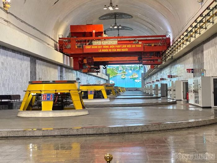 Gian máy ngầm với các tổ máy được bố trí nối tiếp; đây là điểm giúp du khách hình dung trực tiếp quy mô vận hành của nhà máy